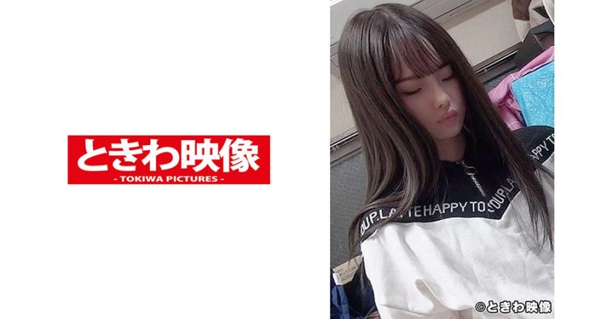 与娇嫩的小女孩进行甜蜜的性爱，当你拥抱她时她就会崩溃