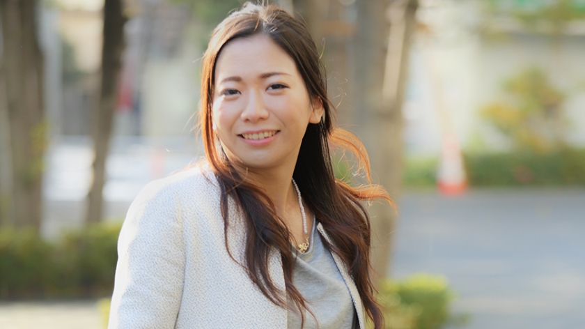 一名妻子在丈夫面前口交后震惊地脱掉了丈夫